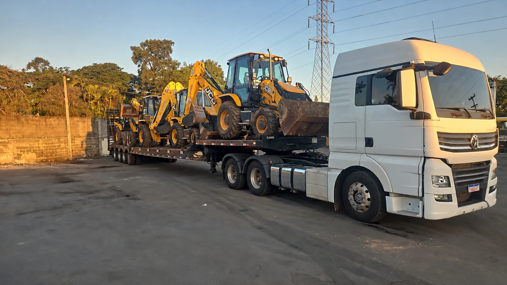 Transporte de retroescavadeiras em carreta prancha