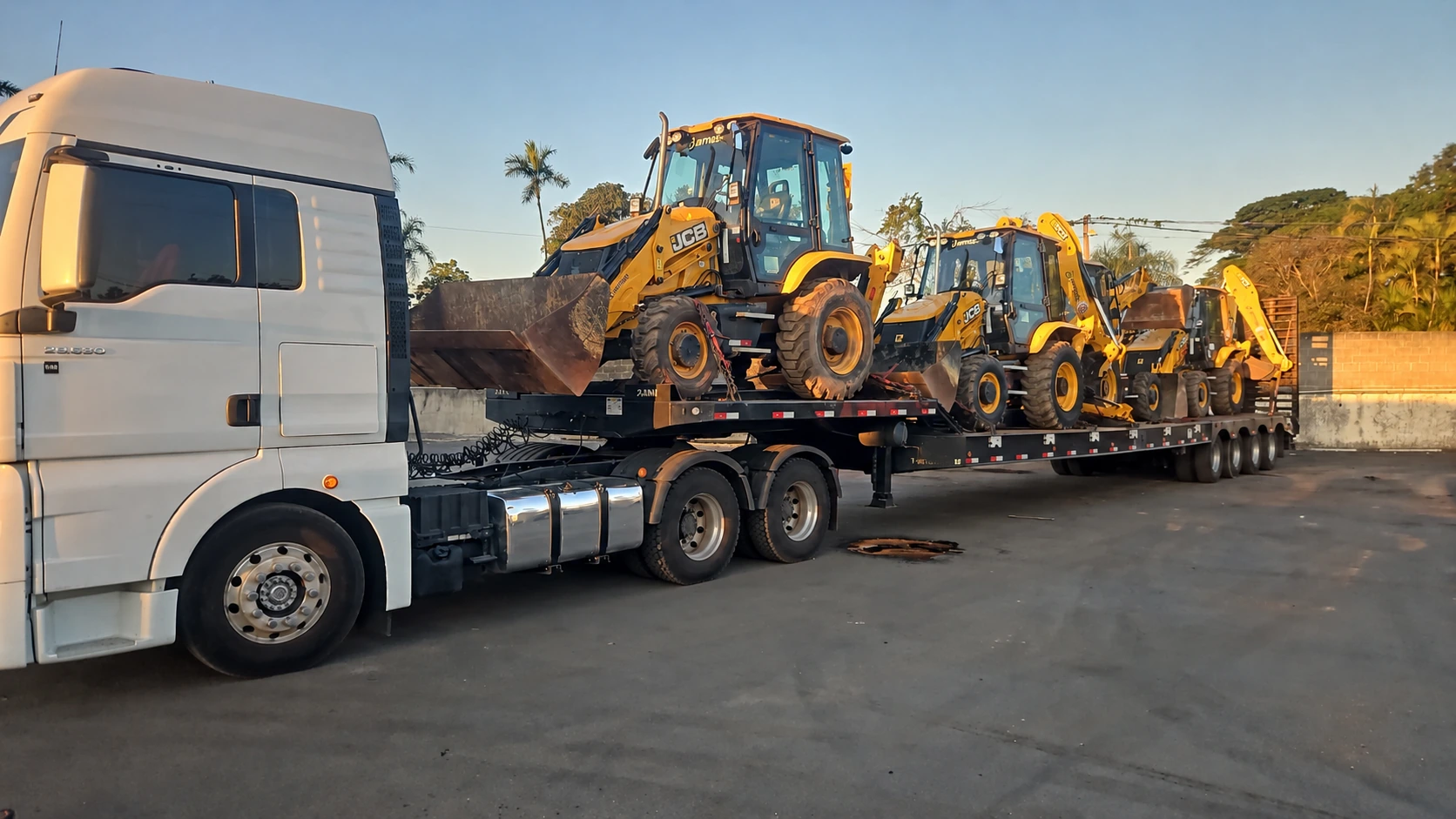 Caminhão com equipamento industrial em área externa