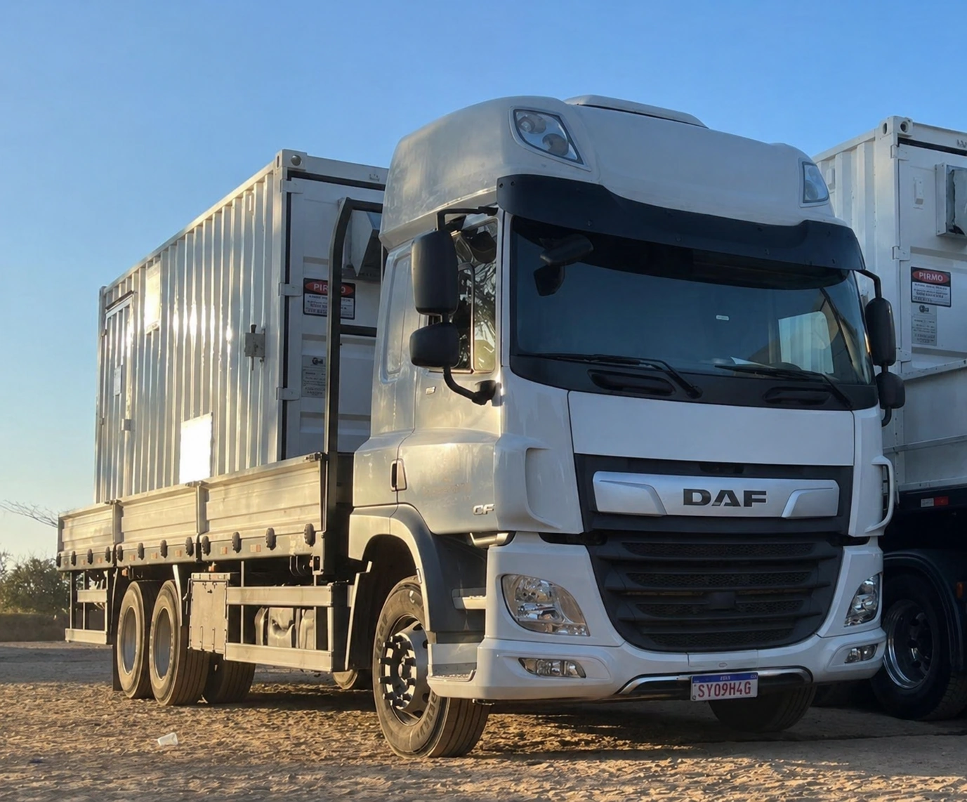 Transporte especializado de máquinas rodoviárias em carreta prancha